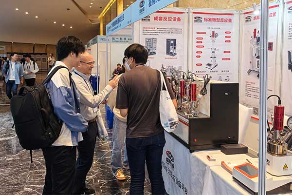 非凡娱乐官网平行反应釜吸引了一波又一波与会者