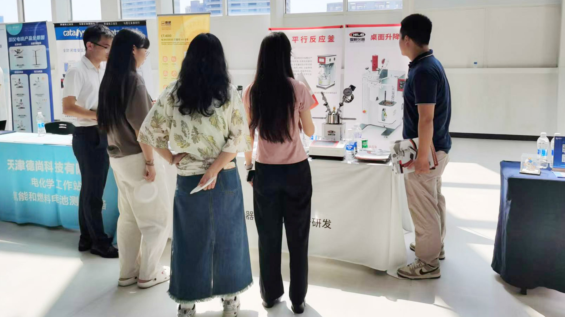 非凡娱乐官网展位前，访客纷纷驻足了解非凡娱乐官网实验室反应釜，看来是受到了他们的青睐！